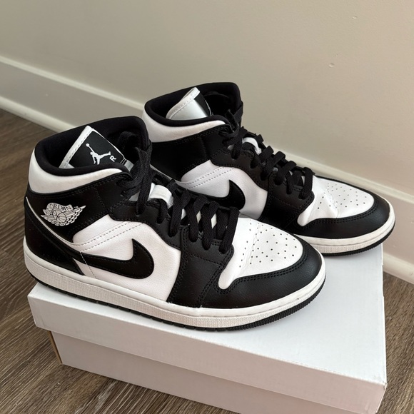 Air Jordan 1 Mid Shoes. Women’s size 8.5, Men’s size 7 - Picture 1 of 5